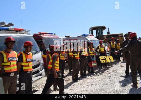 Peshawar, Pakistan. September 2020. Rettungskräfte arbeiten, um die Leiche des Opfers von Erdrutsch wegen Ziarat Marmor auf dem berühmten Berg Mohmand Bezirk Tehsil Ziarat Pahar zu entfernen. (Foto von Hussain Ali/Pacific Press) Quelle: Pacific Press Media Production Corp./Alamy Live News Stockfoto