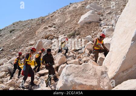 Peshawar, Pakistan. September 2020. Rettungskräfte arbeiten, um die Leiche des Opfers von Erdrutsch wegen Ziarat Marmor auf dem berühmten Berg Mohmand Bezirk Tehsil Ziarat Pahar zu entfernen. (Foto von Hussain Ali/Pacific Press) Quelle: Pacific Press Media Production Corp./Alamy Live News Stockfoto