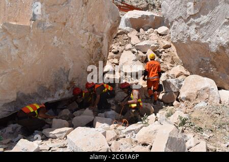 Peshawar, Pakistan. September 2020. Rettungskräfte arbeiten, um die Leiche des Opfers von Erdrutsch wegen Ziarat Marmor auf dem berühmten Berg Mohmand Bezirk Tehsil Ziarat Pahar zu entfernen. (Foto von Hussain Ali/Pacific Press) Quelle: Pacific Press Media Production Corp./Alamy Live News Stockfoto