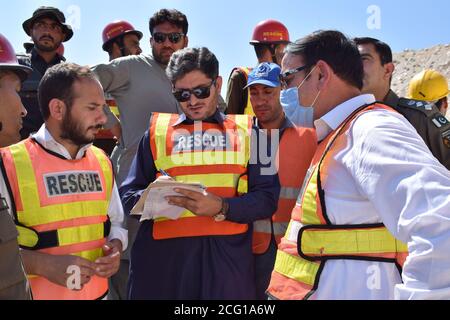 Peshawar, Pakistan. September 2020. Rettungskräfte arbeiten, um die Leiche des Opfers von Erdrutsch wegen Ziarat Marmor auf dem berühmten Berg Mohmand Bezirk Tehsil Ziarat Pahar zu entfernen. (Foto von Hussain Ali/Pacific Press) Quelle: Pacific Press Media Production Corp./Alamy Live News Stockfoto
