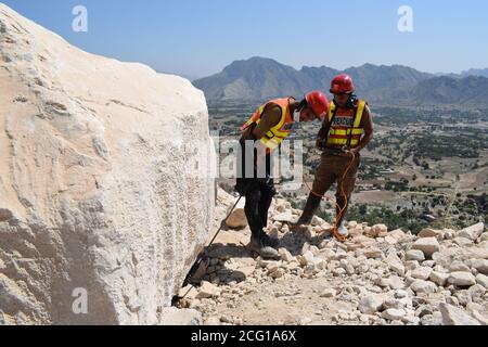 Peshawar, Pakistan. September 2020. Rettungskräfte arbeiten, um die Leiche des Opfers von Erdrutsch wegen Ziarat Marmor auf dem berühmten Berg Mohmand Bezirk Tehsil Ziarat Pahar zu entfernen. (Foto von Hussain Ali/Pacific Press) Quelle: Pacific Press Media Production Corp./Alamy Live News Stockfoto