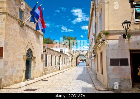 Zadar. Historische Straße und Stadttor in Zadar Ansicht, Dalmatien Region von Kroatien Stockfoto