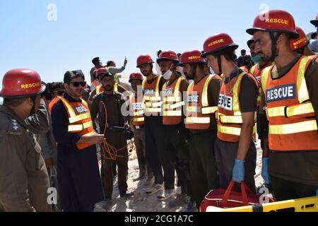 Peshawar, Pakistan. September 2020. Rettungskräfte arbeiten, um die Leiche des Opfers von Erdrutsch wegen Ziarat Marmor auf dem berühmten Berg Mohmand Bezirk Tehsil Ziarat Pahar zu entfernen. (Foto von Hussain Ali/Pacific Press) Quelle: Pacific Press Media Production Corp./Alamy Live News Stockfoto