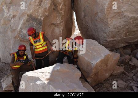 Peshawar, Pakistan. September 2020. Rettungskräfte arbeiten, um die Leiche des Opfers von Erdrutsch wegen Ziarat Marmor auf dem berühmten Berg Mohmand Bezirk Tehsil Ziarat Pahar zu entfernen. (Foto von Hussain Ali/Pacific Press) Quelle: Pacific Press Media Production Corp./Alamy Live News Stockfoto