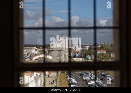 La Rochelle, Frankreich. August 2020. Chain Tower und Saint-Nicolas Tower im alten Hafen von La Rochelle, Charente-Maritime, Frankreich. Stockfoto