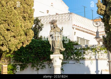 Huelva, Spanien - 8. September 2020: Statue der Virgen de la Cinta in den Gärten ihres Heiligtums. kirche auf dem Hügel El Conquero in Huelva, Andalusien Spanien Stockfoto