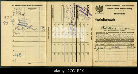 Europa, Deutschland, Brandenburg, Eberswalde, Zeit des 2. Welttechnisches, Haushaltsausweis , gültig 1944 - 1945 , Seite 1 und die Seiten 5 und 6 , Größe 29 cm x 14 cm , Motiv darf nur für journalistische oder wissenschaftliche Zwecke genutzt werden, Rechte werden nicht vertreten . / Europa, Deutschland, Brandenburg, Eberswalde, Zeit des 2. Weltkrieges, Haushaltsausweis, gültig 1944 - 1945, die erste Seite und die Seiten 5 und 6, Größe 29 cm x 14 cm, Bild nur für journalistische oder wissenschaftliche Zwecke, es gibt keine Rechte. Stockfoto