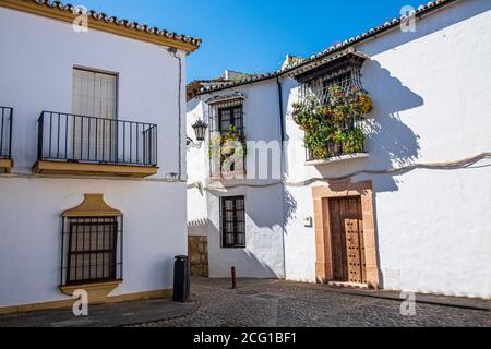 Bunte Kreuzung mit Balkonen und Fensterboxen in altmodischer Form Spanien im ländlichen Raum Stockfoto