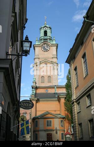 Strahlender Herbstsonne in Gamla Stan mit Storkyrkan gegen einen blauen Himmel von Trangsund, Stockholm aus gesehen. Stockfoto