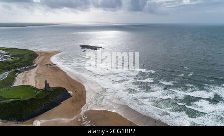 Mit Blick auf Strand, Meer und Burgruinen an der Westküste der Grafschaft Kerry. Stockfoto