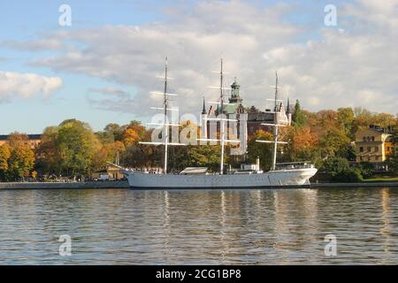 Stockholmer Herbst, voll-manipulierte Segelschiff Hostel AF Chapman vor Admiralty House Skeppsholmen vertäut. Stockfoto