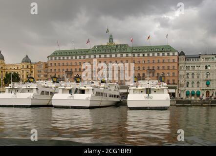 Die Fähren von Waxholm liegen vor dem Grand Hotel Stromkajen Stockholm, einem europäischen 5-Sterne-Hotel. Stockfoto