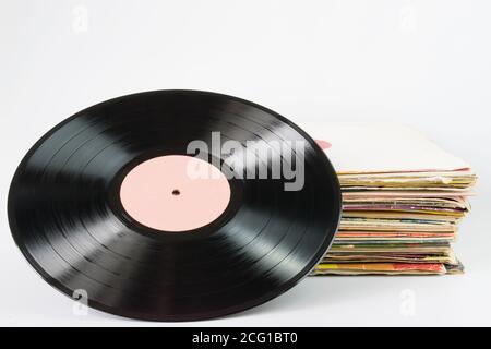 Alte Retro-Vinyl-Schallplatten auf weißem Hintergrund Stockfoto