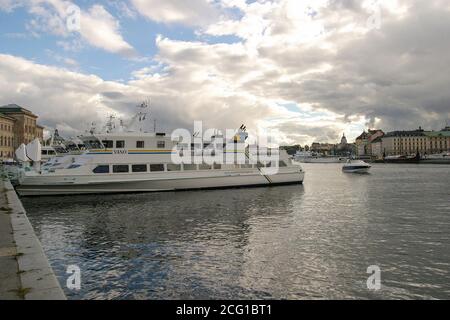 Stromkajen Stockholm Waxholmsbolaget Fähren legen an einem sonnigen Herbsttag an der Uferpromenade in Waxholmsbatarna fest. Stockfoto