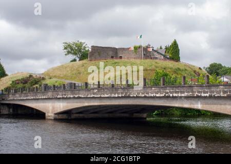 Belleek Fort Cloghore County Donegal auf einem Hügel neben dem Fluss Erne Blick auf die A47 Straßenbrücke und die Grenze zwischen Irland und Nord Irland Stockfoto