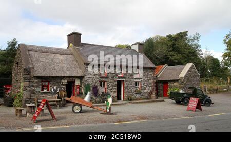 Außenansicht von Molly Gallivan's Cottage Farm Craft und Teestuben am Straßenrand in der Nähe von Kenmare, County Kerry, Irland. Stockfoto