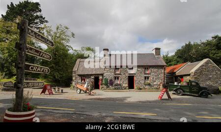 Rural Visitor Centre und Attraktion in Irland. Altes Steinhaus und Nebengebäude für Touristen und Besucher im Molly Gallivan's Cottage County Kerry. Stockfoto
