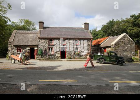 Molly Gallivans Steinhütte am Straßenrand County Kerry Irland, Touristen- und Besucherzentrum mit Kunst und Kunsthandwerk für die Öffentlichkeit zugänglich. Stockfoto