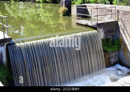 Wyanet, Illinois, USA. Wasserbänder, die von einer Kanalschifffahrt in die Hennepin Canal Lock Nr. 12 fließen. Stockfoto