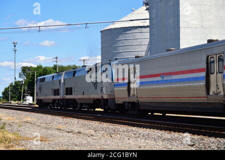 Neponset, Illinois, USA. Amtrak's Southwest Chief brüllt durch Neponset, Illinois auf seiner Reise von Los Angeles nach Chicago. Stockfoto