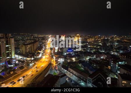 PRISHTINA, KOSOVO - November 11, 2016: Nachtansicht der Bill Clinton Boulevard und George W Bush Boulevard in Prishtina mit Autos und Verkehr p Stockfoto