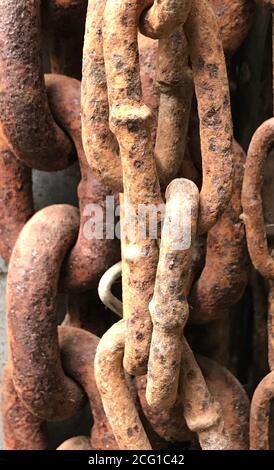 Rusty texturierte verworrene Ketten Ringe Hintergrund Foto. Stockfoto