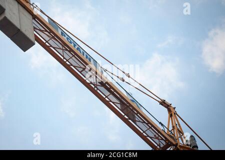 BELGRAD, SERBIEN - 11. JANUAR 2020: Potain-Logo auf einem ihrer Turmdrehkrane in einem Bauschild. Potain Kräne ist ein Industriehersteller Teil Stockfoto