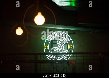 BELGRAD, SERBIEN - 11. JANUAR 2020: Brooklyn Brewery Logo auf einer Neonlampe in der Schriftart eines ihrer Einzelhändler. Die Brooklyn Brewery ist ein amerikanischer Bierprofi Stockfoto