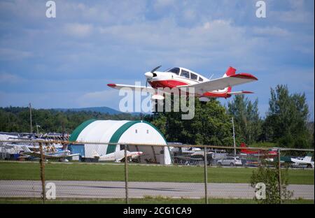 Weiße und rote Piper PA-28-180 Cherokee Flugzeug abheben Rockcliffe Flughafen in Ottawa Stockfoto