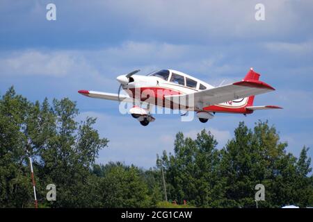 Weiße und rote Piper PA-28-180 Cherokee Flugzeug abheben Rockcliffe Flughafen in Ottawa Stockfoto