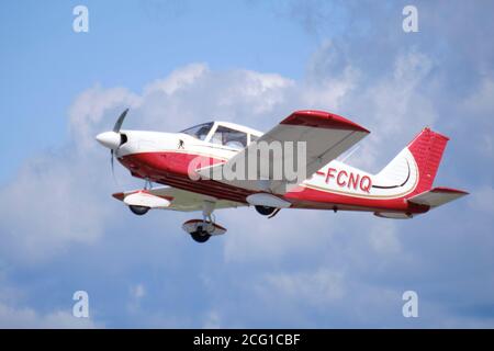 Weiße und rote Piper PA-28-180 Cherokee Flugzeug in der Anstellung nach Abflug vom Rockcliffe Flughafen in Ottawa Stockfoto