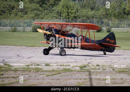Schwarz und orange Streifen Waco UPF-7 Flugzeug auf Start-und Landebahn bereit Zum Abflug vom Rockcliffe Flughafen in Ottawa Stockfoto