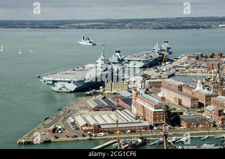 Luftaufnahme der beiden größten Schiffe der Royal Navy, der Flugzeugträger Queen Elizabeth und der Prinz von Wales, die nebeneinander in Port festgemacht sind Stockfoto