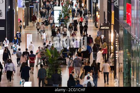 Toronto, Kanada. September 2020. Am 8. September 2020 werden Menschen im Yorkdale Shopping Centre in Toronto, Ontario, Kanada, gesehen. Anfang Dienstag kündigte Ontario eine „Pause“ von vier Wochen für eine weitere Lockerung der Maßnahmen im Bereich der öffentlichen Gesundheit in der Provinz an. Quelle: Zou Zheng/Xinhua/Alamy Live News Stockfoto