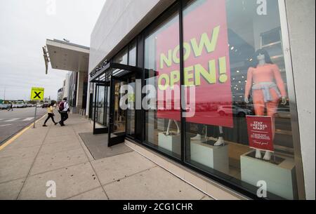 Toronto, Kanada. September 2020. Am 8. September 2020 laufen die Leute zum Yorkdale Shopping Centre in Toronto, Ontario, Kanada. Anfang Dienstag kündigte Ontario eine „Pause“ von vier Wochen für eine weitere Lockerung der Maßnahmen im Bereich der öffentlichen Gesundheit in der Provinz an. Quelle: Zou Zheng/Xinhua/Alamy Live News Stockfoto