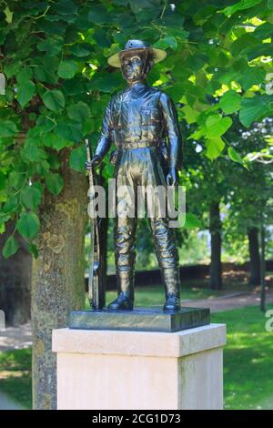 Statue eines Gurkha zu Ehren der Männer, die während des Ersten Weltkriegs vor dem Menin-Tor in Ypern, Belgien, kämpften Stockfoto