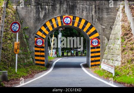 Tunnel mit gestreiften Schildern um den Eingang, Tokio, Japan Stockfoto