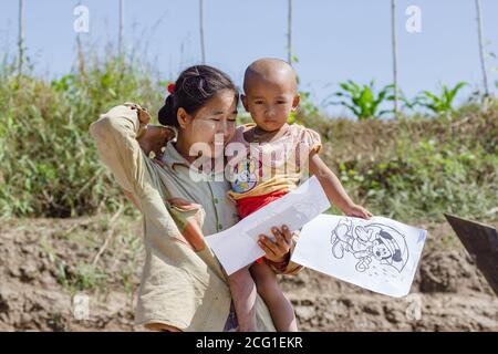 Mawlamyine, Myanmar. 30. November 2016 : EIN Porträt eines nicht identifizierten jungen Burmesen, bedeckt mit Thanaka-Paste. Hochwertige Fotos Stockfoto