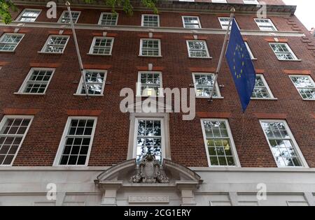 London, Großbritannien. September 2020. Das Foto vom 8. September 2020 zeigt das Verbindungsbüro des Europäischen Parlaments im Vereinigten Königreich in London, Großbritannien. Wichtige Gespräche zur Suche nach einem Handelsabkommen zwischen Großbritannien und der Europäischen Union (EU) nach dem Brexit wurden am Dienstag in London eröffnet. Boris Johnson sagte am Montag, er wolle ein Handelsabkommen nach dem Brexit, das mit der EU bis zum 15. Oktober vereinbart wurde, und warnte, dass ein Scheitern dieses Abkommens bedeuten könnte, dass London seine EU-Mitgliedschaft ohne Abkommen beenden könnte. Quelle: Han Yan/Xinhua/Alamy Live News Stockfoto