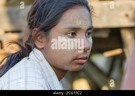 Mawlamyine, Myanmar. 30. November 2016 : EIN Porträt eines nicht identifizierten jungen Burmesen, bedeckt mit Thanaka-Paste. Hochwertige Fotos Stockfoto