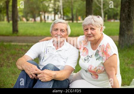 Alter Mann und attraktive alte Frau genießen die Zeit zu verbringen Gemeinsam Stockfoto