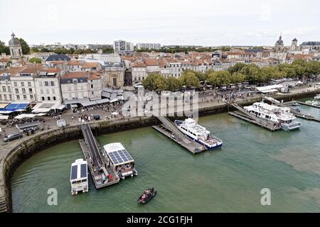 La Rochelle, Frankreich. August 2020. Gesamtansicht des alten Hafens von La Rochelle, Charente-Maritime, Frankreich. Stockfoto