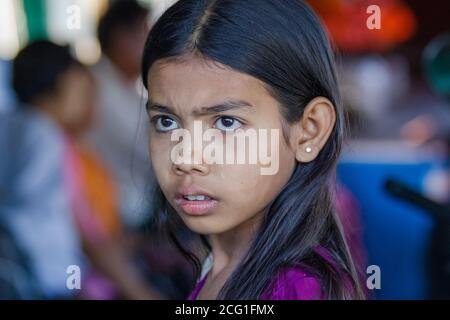 Mawlamyine, Myanmar. 30. November 2016 : EIN Porträt eines nicht identifizierten jungen Burmesen, bedeckt mit Thanaka-Paste. Hochwertige Fotos Stockfoto