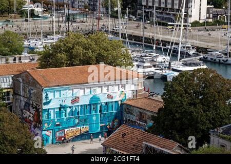 La Rochelle, Frankreich. August 2020. Gesamtansicht des alten Hafens von La Rochelle, Charente-Maritime, Frankreich. Stockfoto