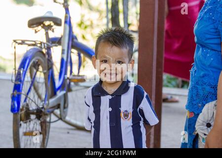 Mawlamyine, Myanmar. 30. November 2016 : EIN Porträt eines nicht identifizierten jungen Burmesen, bedeckt mit Thanaka-Paste. Hochwertige Fotos Stockfoto