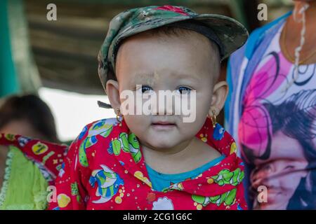 Mawlamyine, Myanmar. 30. November 2016 : EIN Porträt eines nicht identifizierten jungen Burmesen, bedeckt mit Thanaka-Paste. Hochwertige Fotos Stockfoto