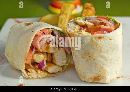 Chicken Wrap und pommes frites. Hochwertige Fotos Stockfoto