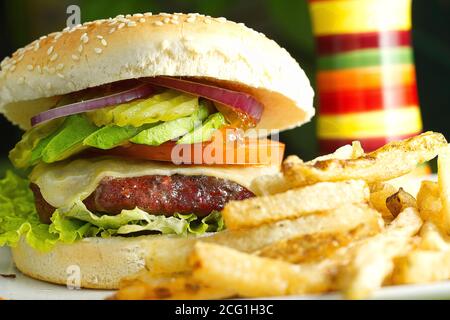 Avocado Cheeseburger mit Pommes. Hochwertige Fotos Stockfoto