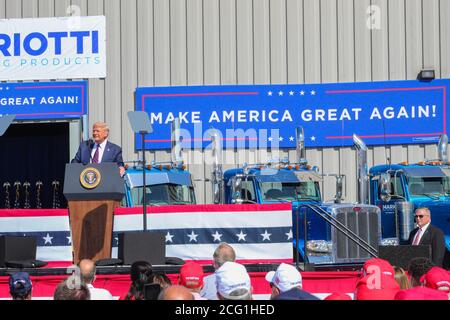 Der 45. US-Präsident Donald J. Trump spricht bei einer Veranstaltung in Old Forge, Pennsylvania im August 2020, wo er seinen Gegner Joe Biden zuschlug. Stockfoto