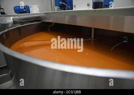 GREYMOUTH, NEUSEELAND, 10. DEZEMBER 2019: Vor dem Verpacken wird ein Bottich mit neu entnommendem Honig erhitzt. Stockfoto